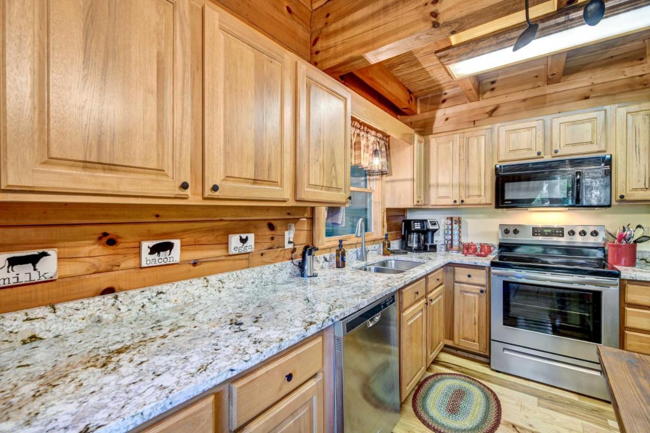 Waynesville Cabin With Covered Deck And Fire Pit! Lake Junaluska Exteriér fotografie
